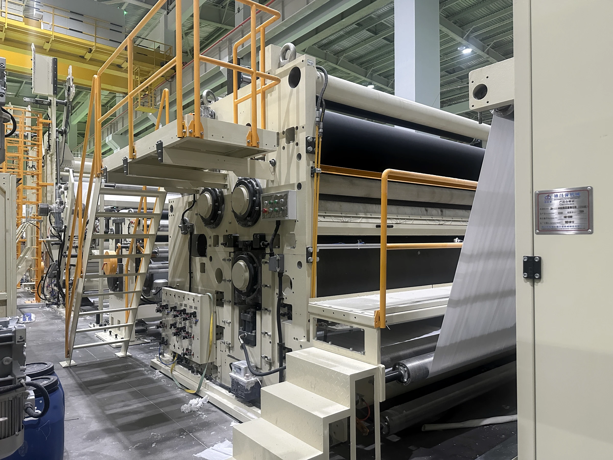 Tissue machinery operating in a DeChangYu factory setting